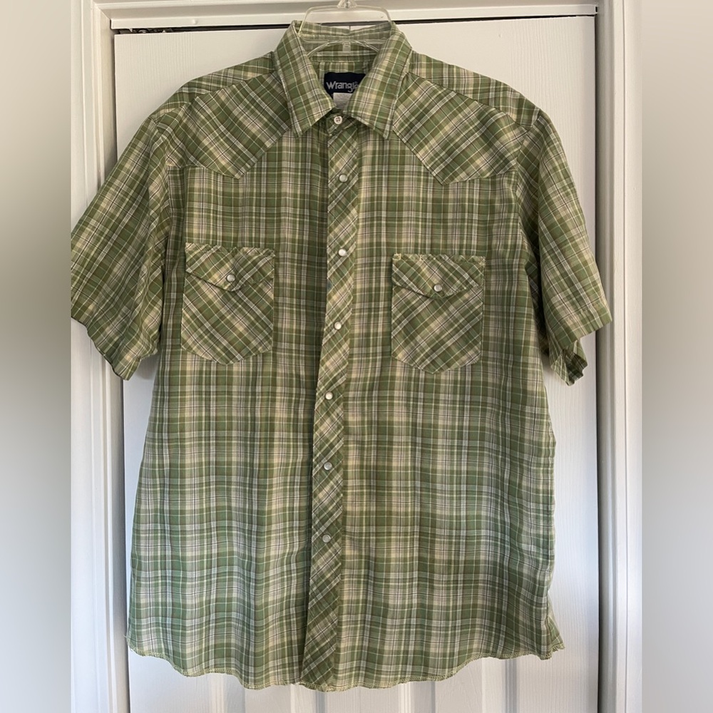 Men’s vintage Wrangler Pearl button down short sleeve shirt, soft! Large
